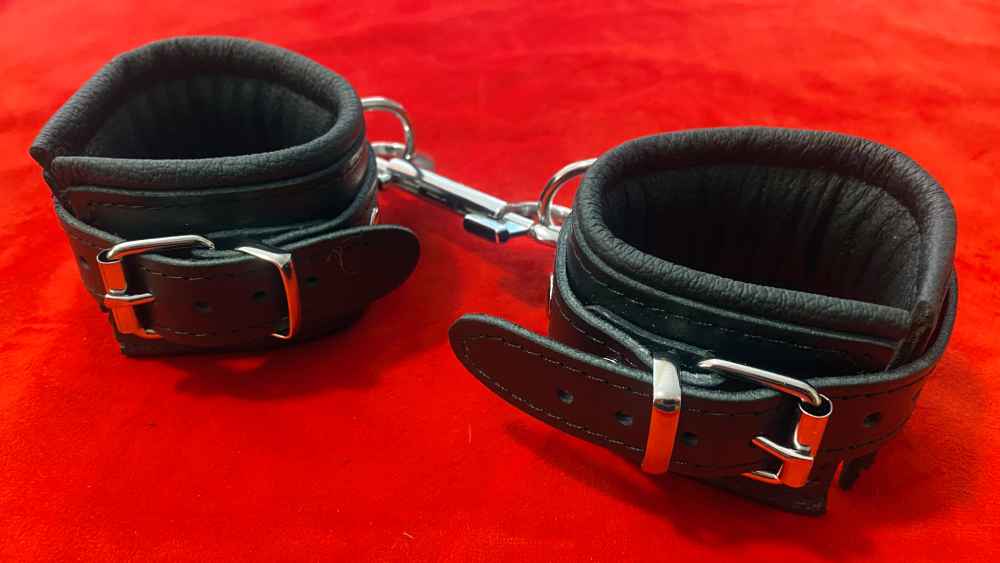 DOMINIX Deluxe Leather Wrist Cuffs