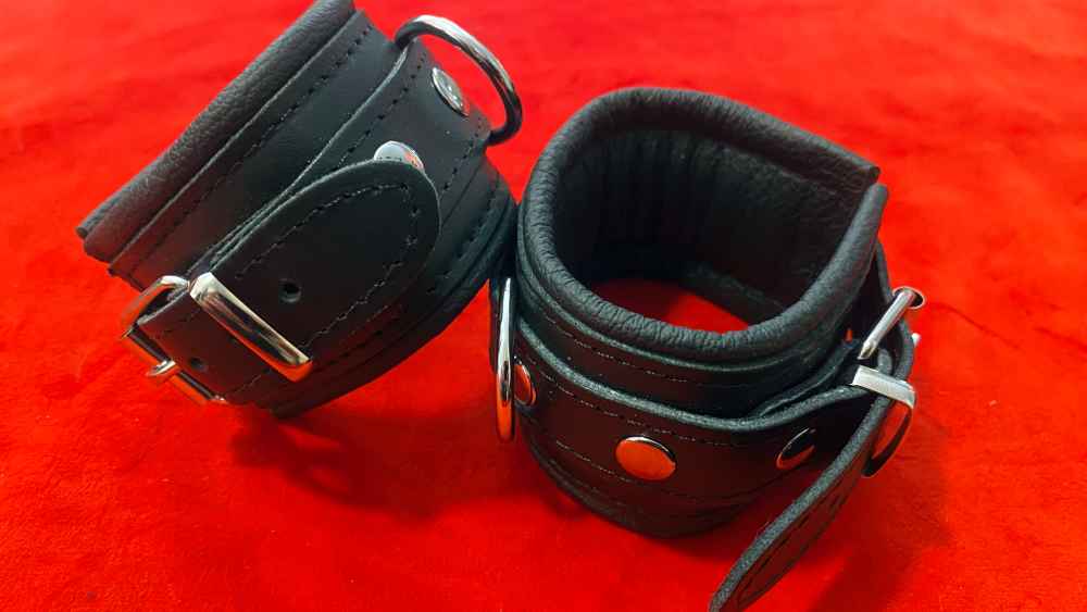DOMINIX Deluxe Leather Wrist Cuffs
