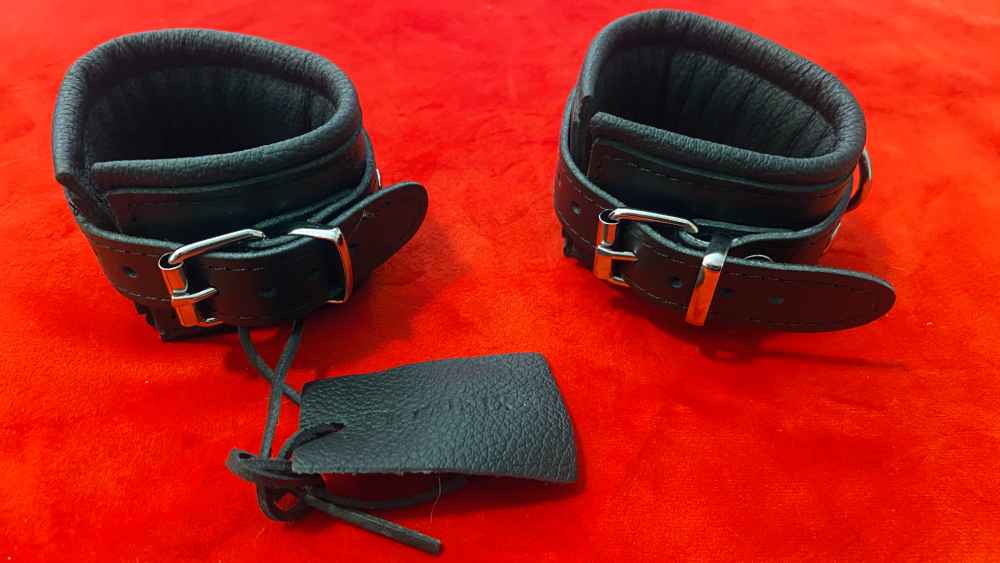 DOMINIX Deluxe Leather Wrist Cuffs