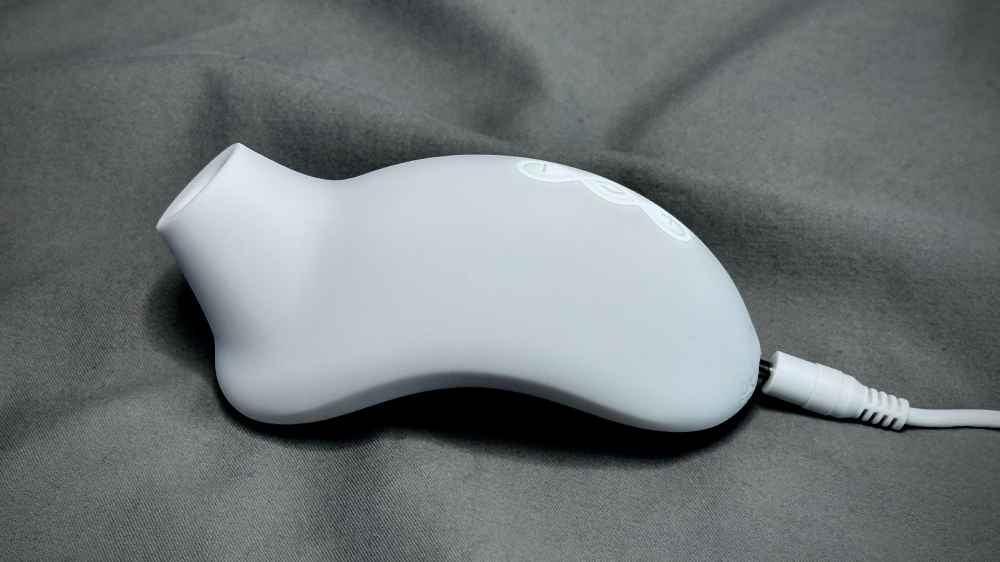 LELO SONA 3 seen from the side
