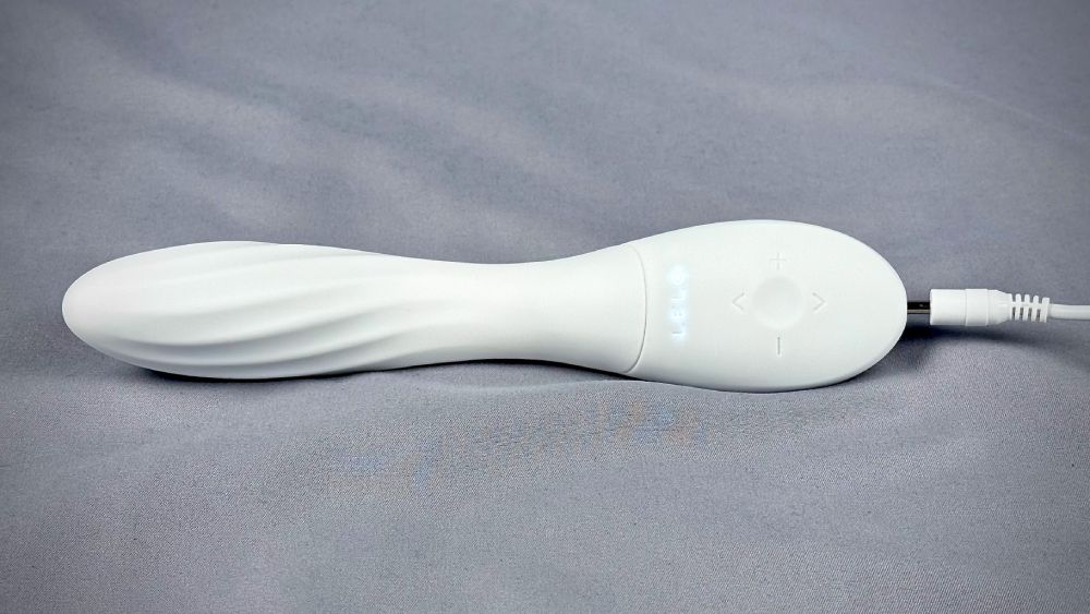 LELO Mona Spectra charging