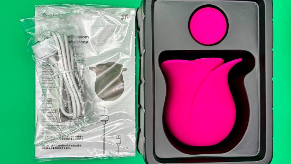 Satisfyer Pro 2 Classic Blossom inside the box